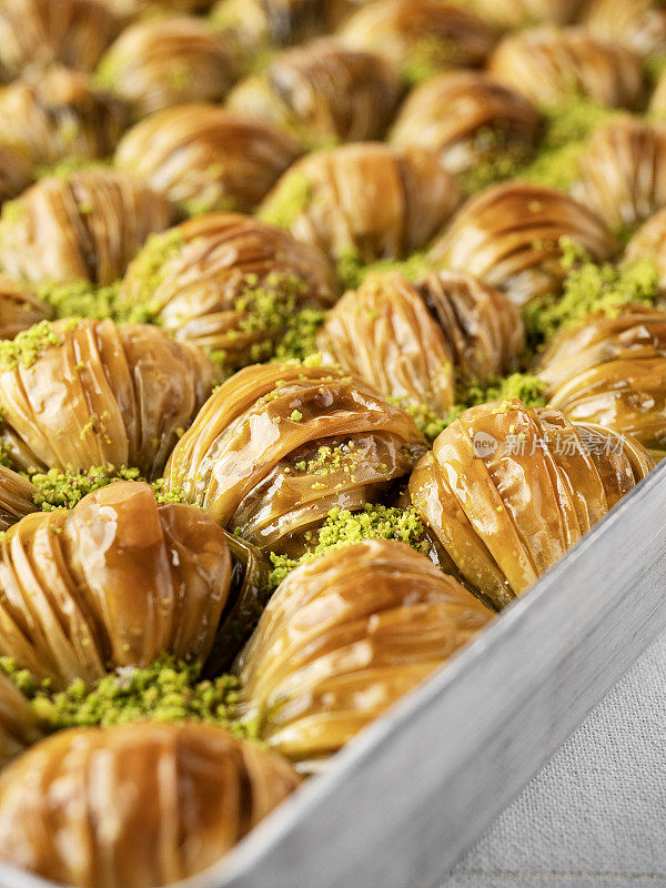 Mussel Baklava，开心果Mussel Baklava, Baklava，土耳其Midye Baklava(贻贝形状的Baklava)与开心果坚果